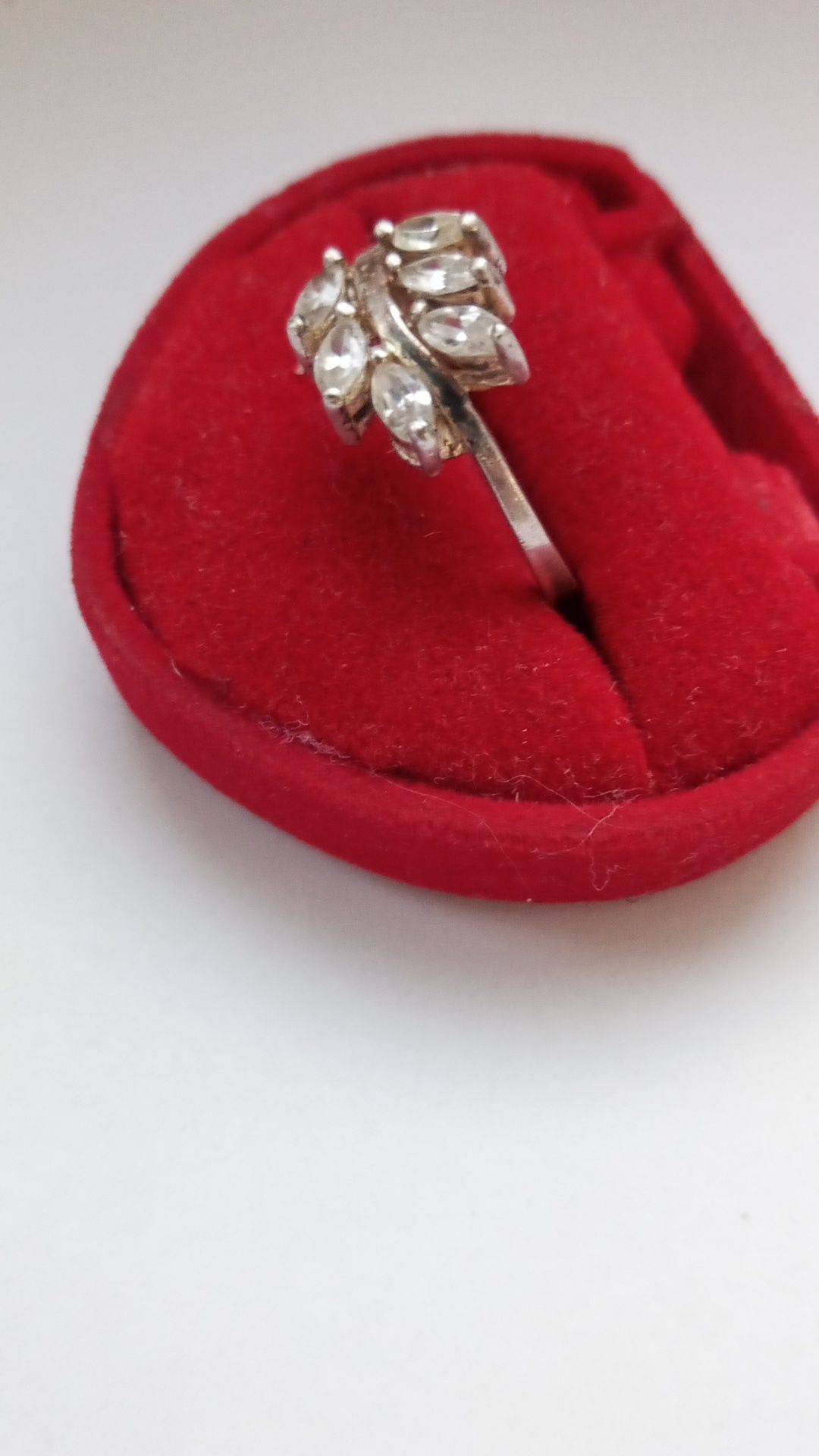 Srebrny pierścionek liść z kryształkami rozmiar 17