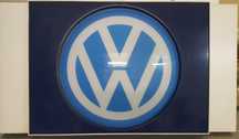 Лайтбокс с логотипом Volkswagen.