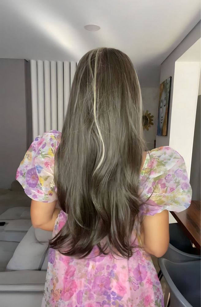 Peruca castanha de franja com mechas