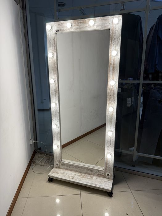 Дзеркало з підсвіткой як нове