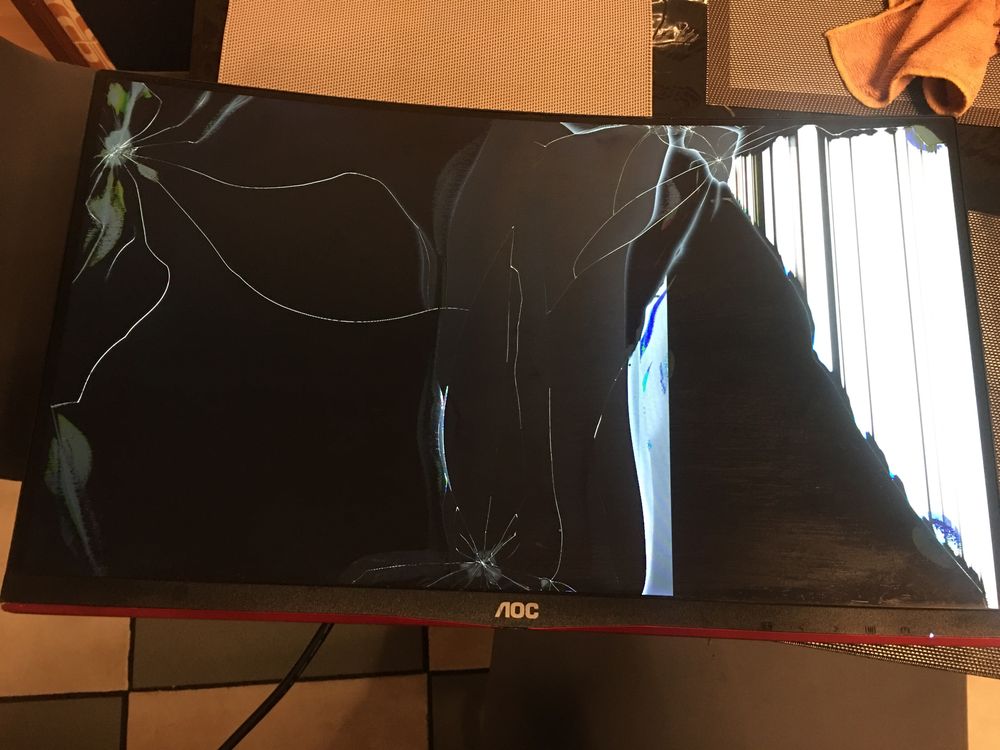 Monitor Curvo AOC 24’ 144Hz (Ecrã Partido)