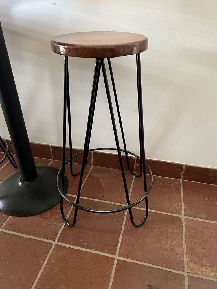 Conjunto 1 mesa e 2 bancos de bar