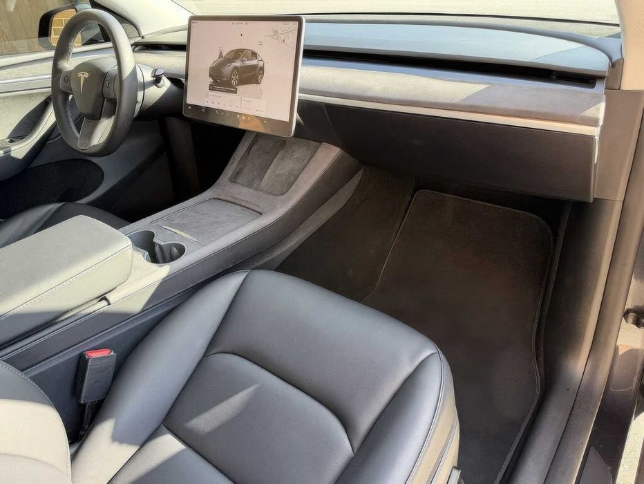 Tesla Model Y Long Range      2024