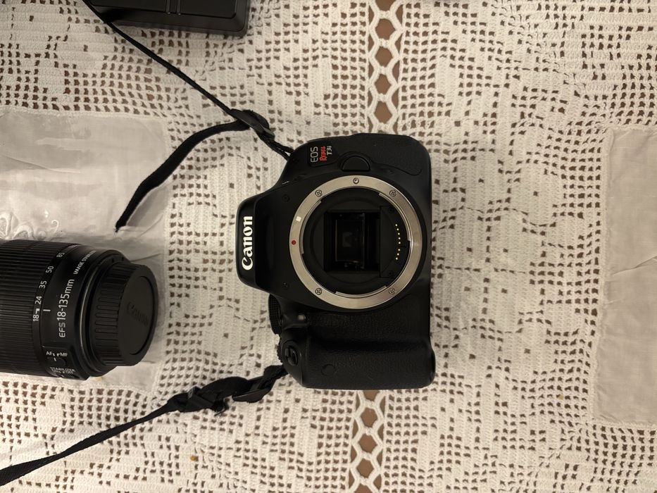 Canon EOS Rebel T3i (600D) + Lente 18-135mm + Acessórios