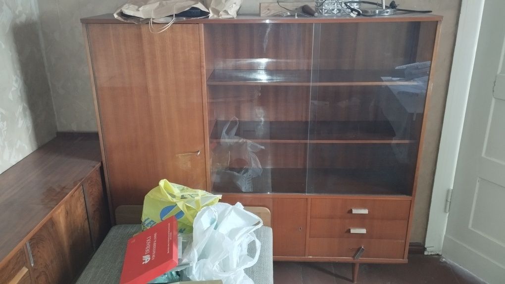 Kredens, wysoki połysk z czasów PRL