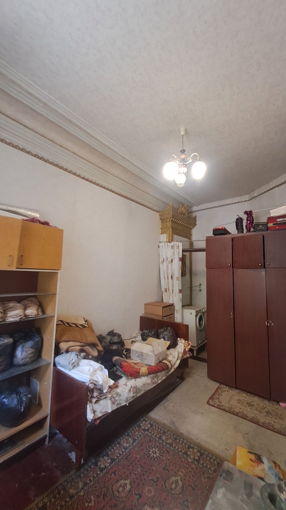 Продам две комнаты с балконом  в коммуналке в хорошем районе