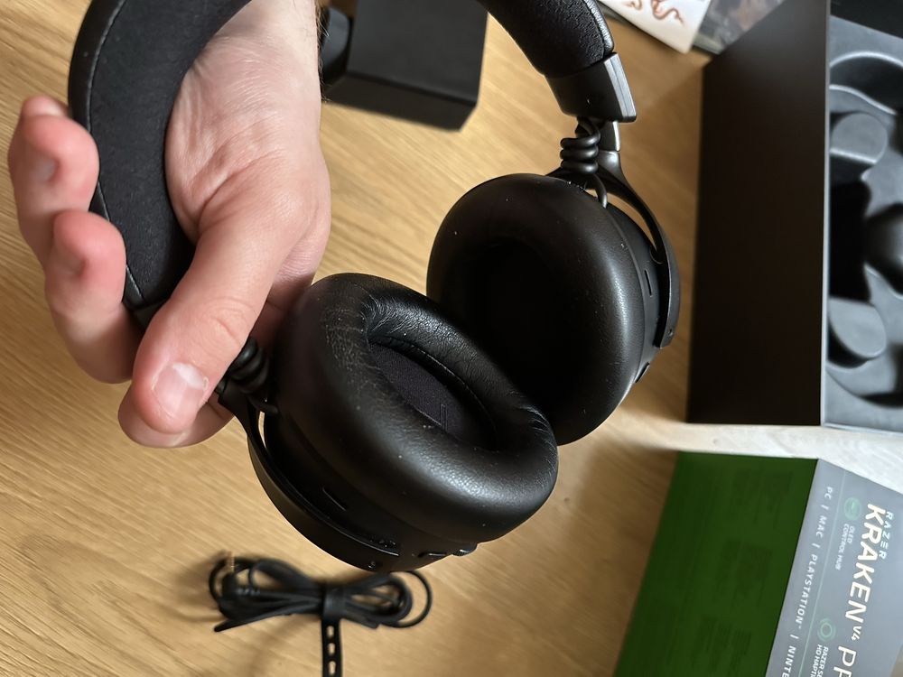 Razer Kraken V4 Pro - lekko uszkodzone