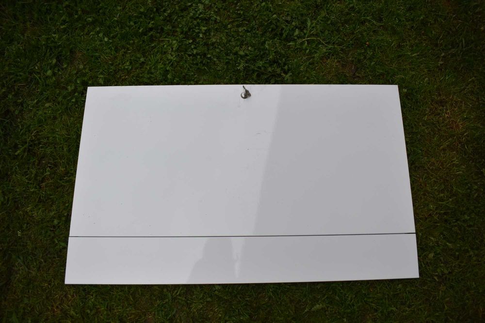 Drzwi skrzynki natynkowej na rozdzielacz pod 12 obwodów 930x560