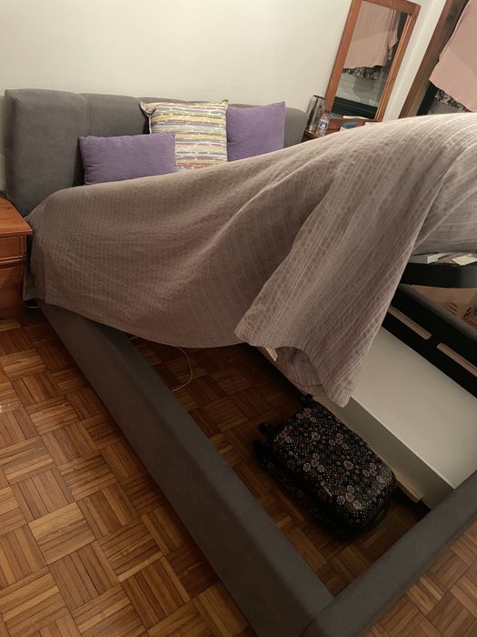 Cama com estrado elevatório
