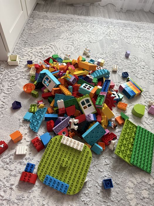 Коробка с тремя разными наборами Lego Duplo