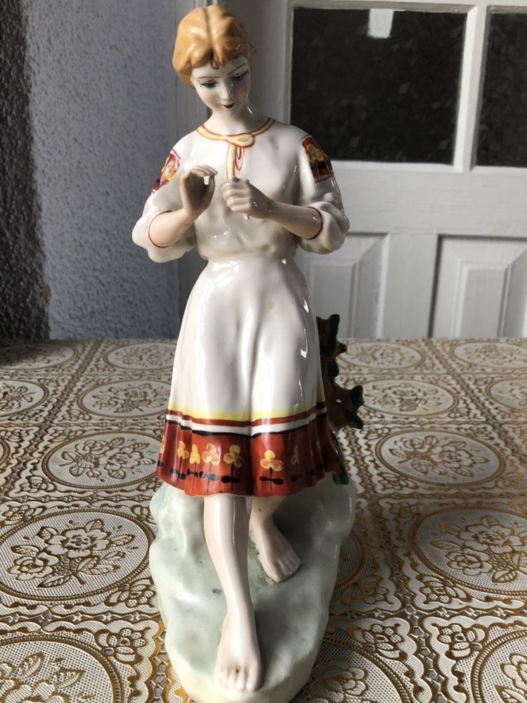 Фарфоровая статуэтка «Девушка с ромашкой»