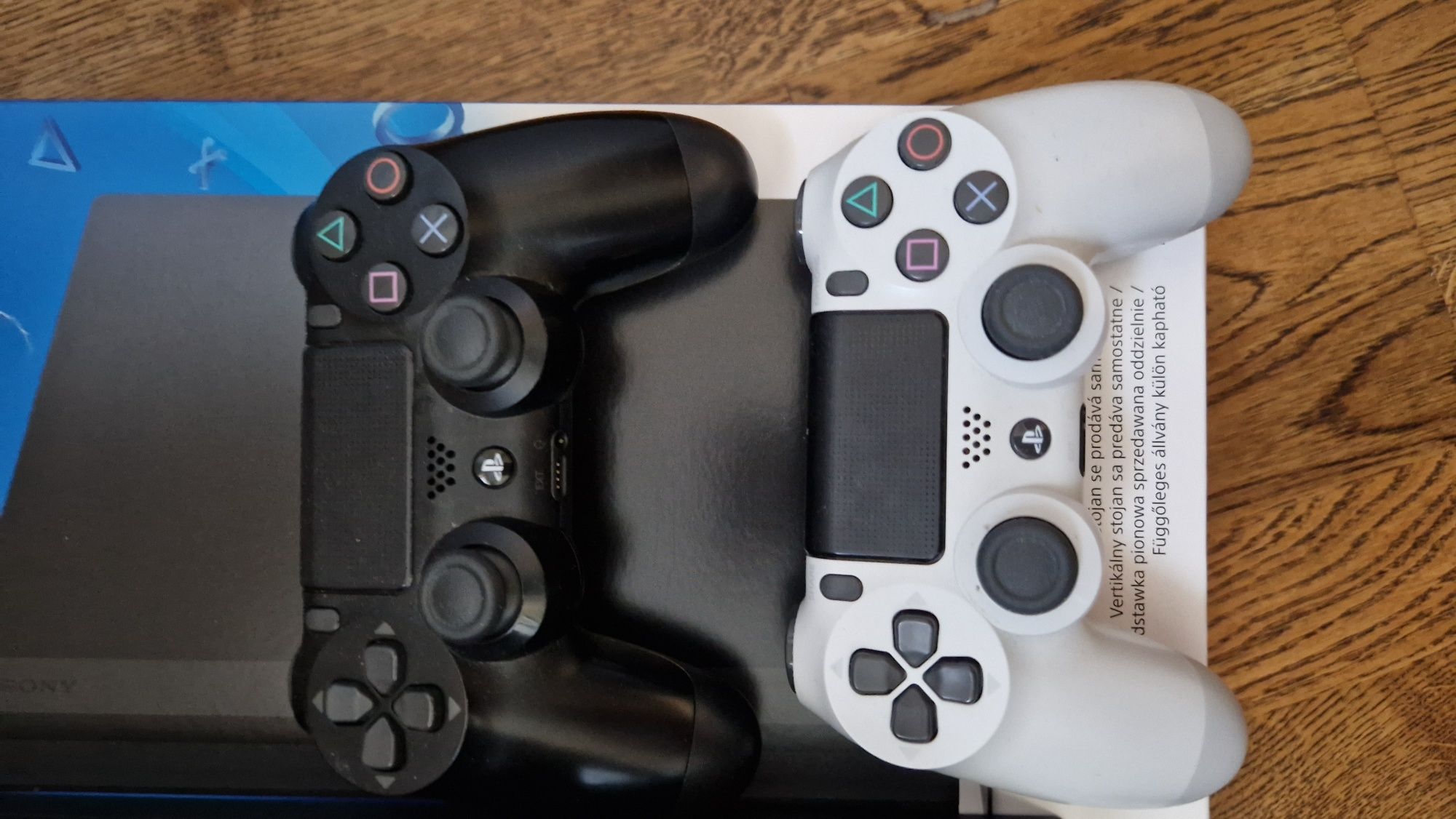 Ps4 Pro 1Tb + 2 joysticki