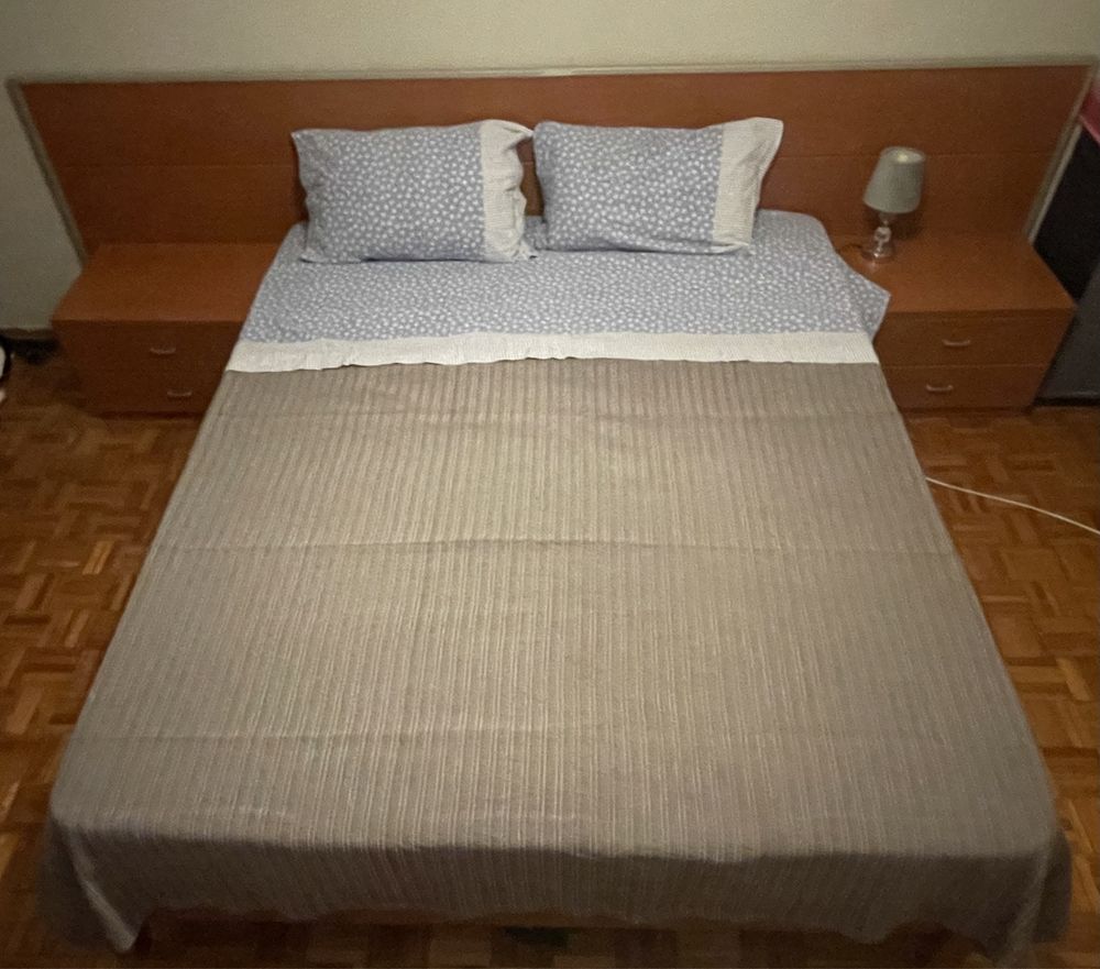 Cama de Casal c/ Mesas de Cabeceira