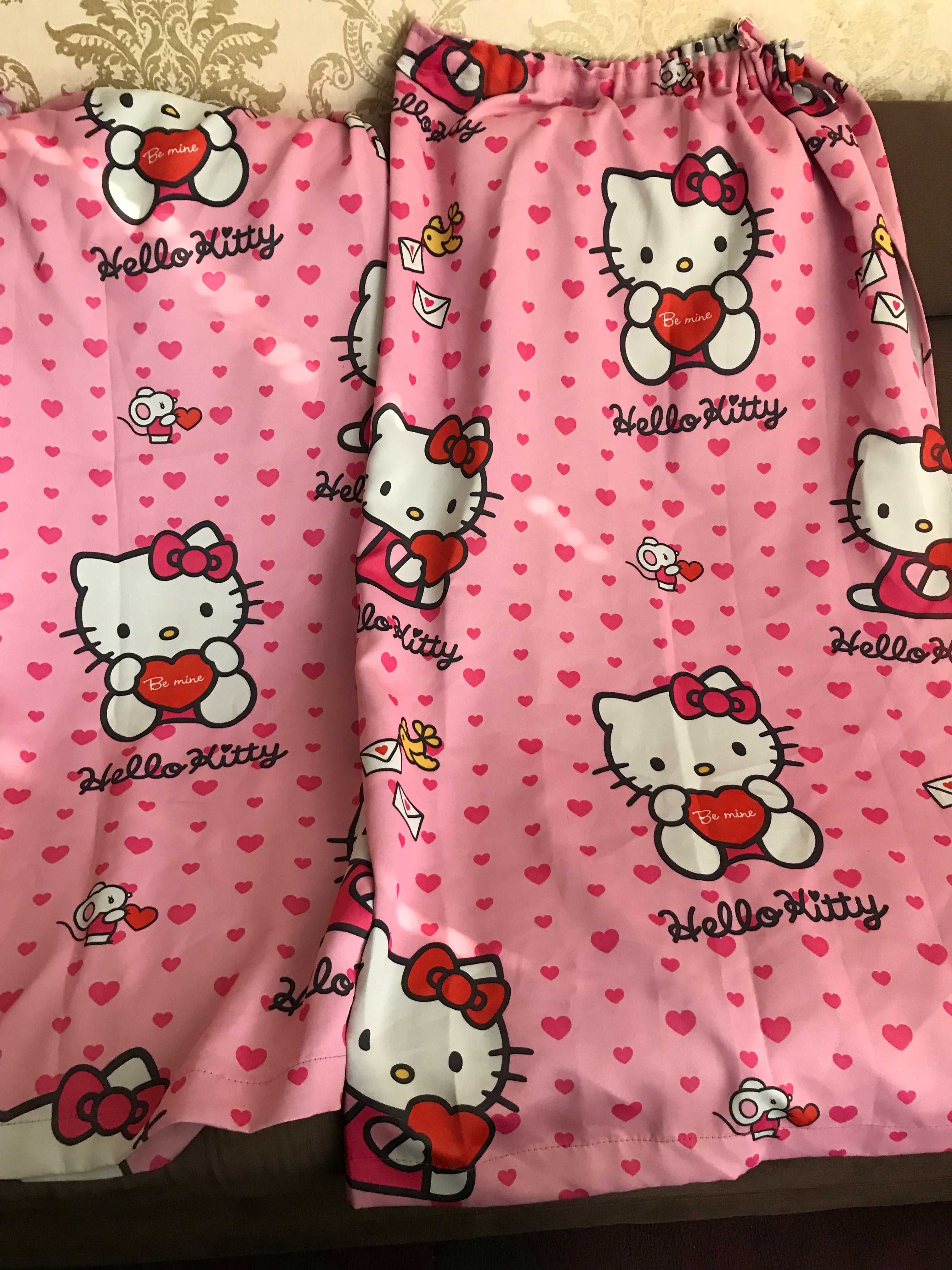 zasłony hello kitty i lustro