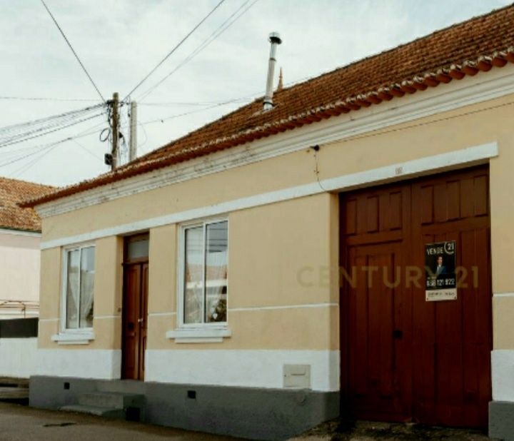 Casa com duas habitações e grande jardim