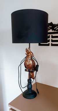 Złota stylowa lampa z papugą