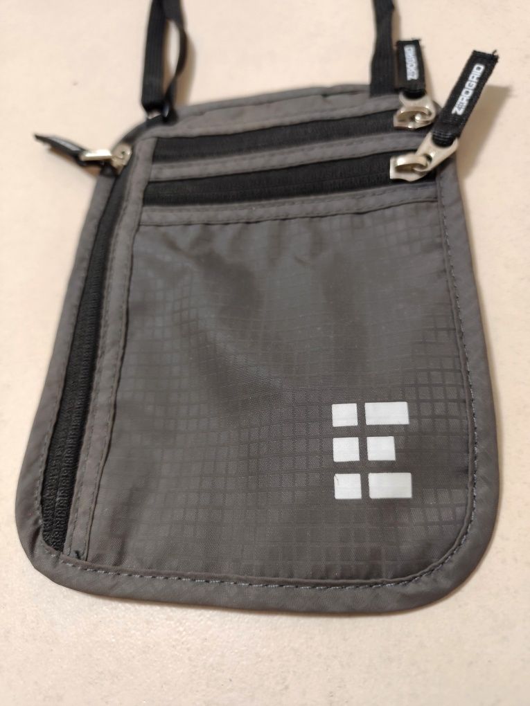Bolsa de pescoço para viajantes marca Zero Grid (Nova)