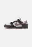 Nike 41 Buty Damskie Dunk Low Se Sneakersy Medium Ash T39