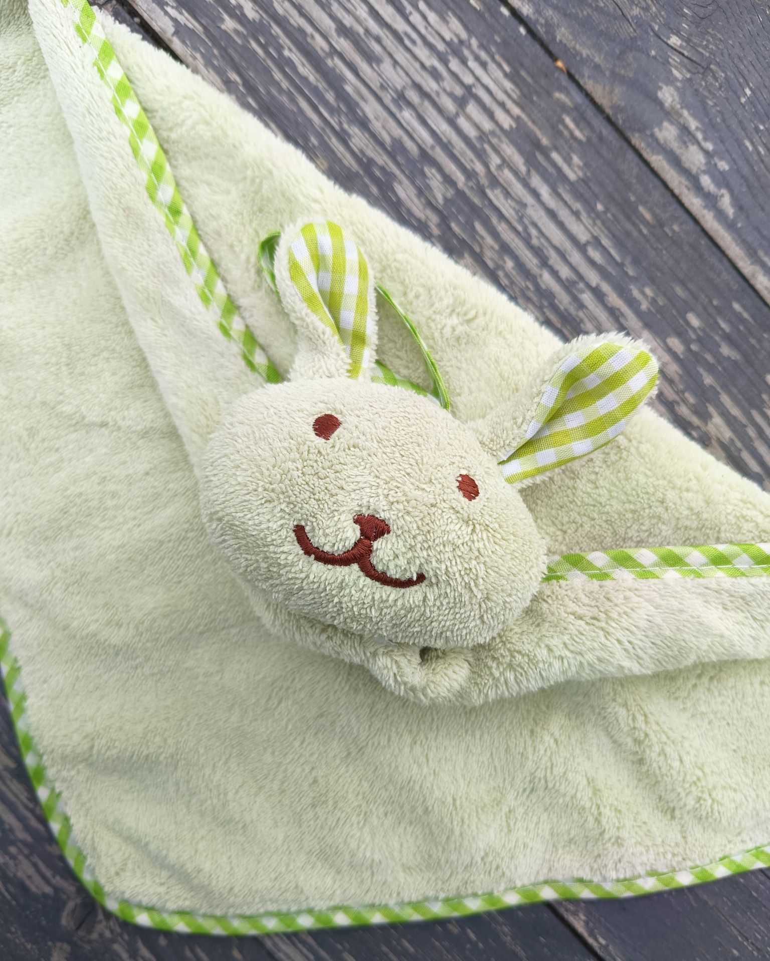 Zielony króliczek ręcznik dla dzieci