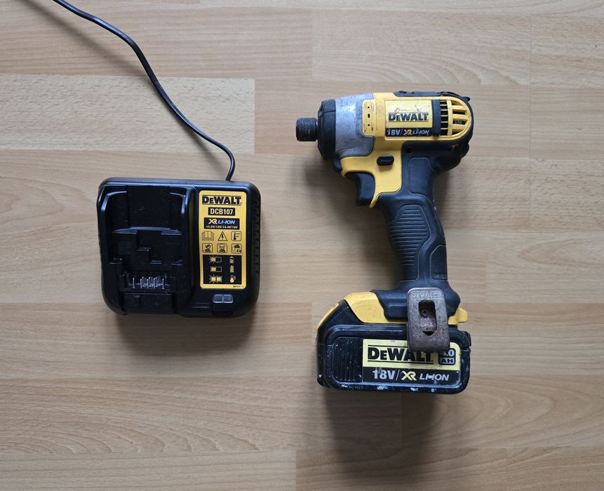 DEWALT DCF885 DCF 885 Aku Zakrętarka +Aku4.0Ah 18V Ładowarka LED 155Nm