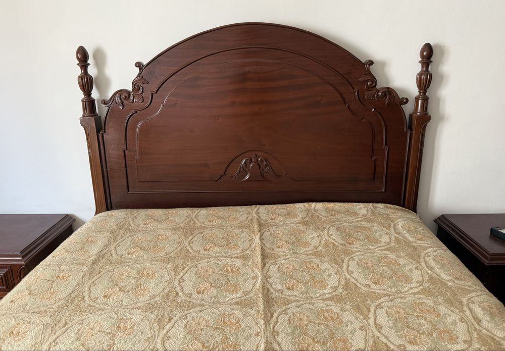 Estrutura de cama antiga em madeira de mogno