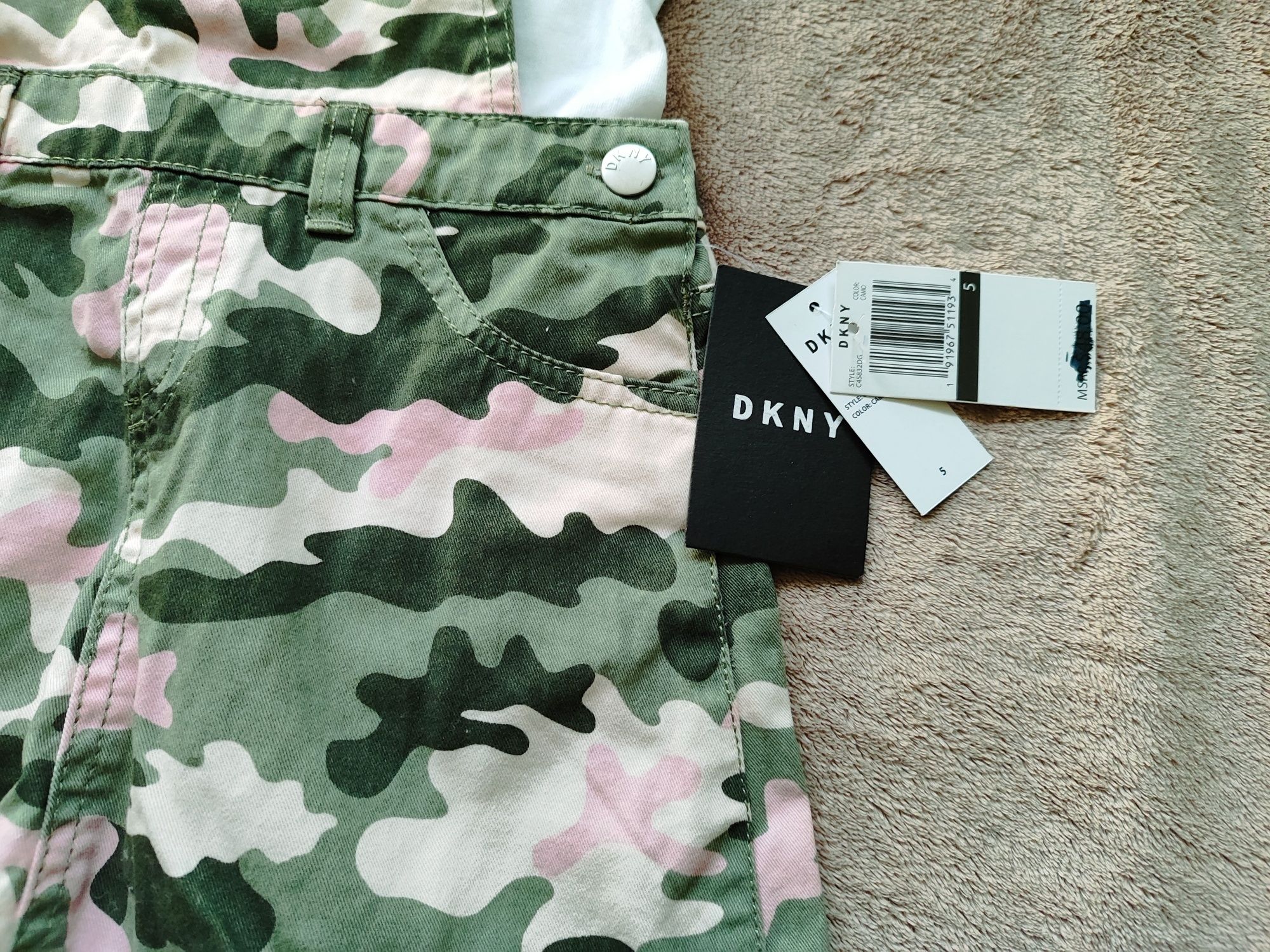 Spódniczka ogrodniczka DKNY rozmiar 5 - 110 moro i biały t-shirt