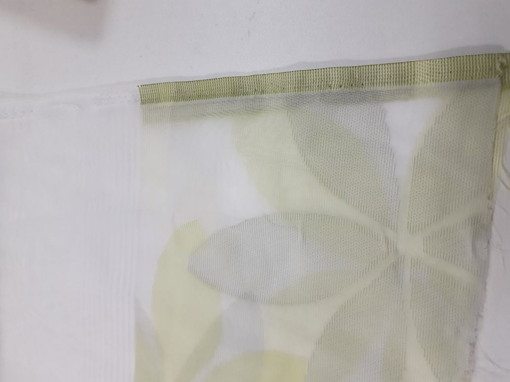 Tkanina ozdobna biała w zielone kwiaty szer.150 cm.