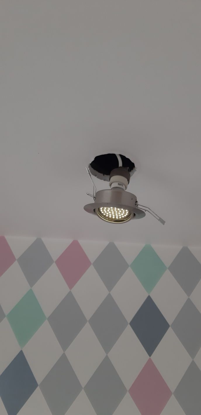 Oprawy lamp halogenowych