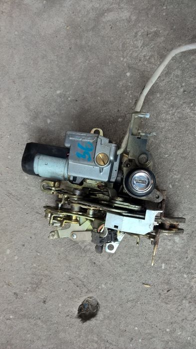 Zamek tylnej klapy z dociąganiem Mercedes w124 kombi