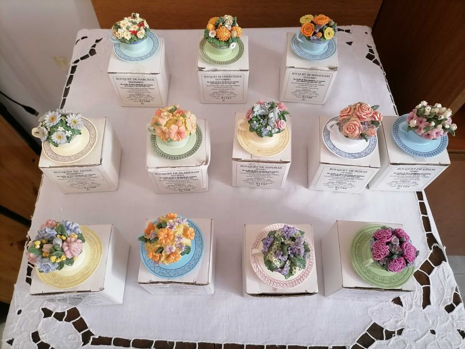 12 minis chávenas da marca Avon. 1 expositor novo