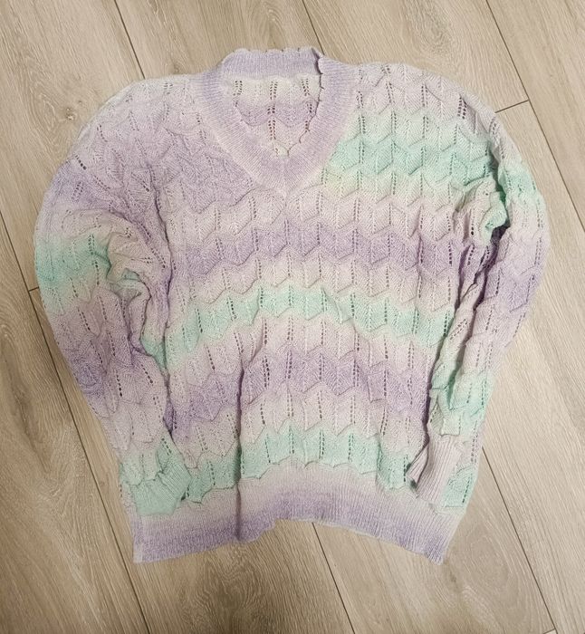 Śliczny Sweterek  damski. Rozmiar 48-50