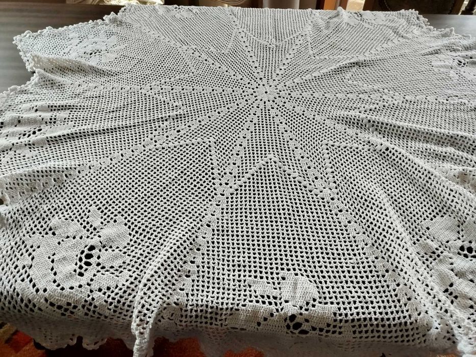 Toalha redonda em renda feita a mão