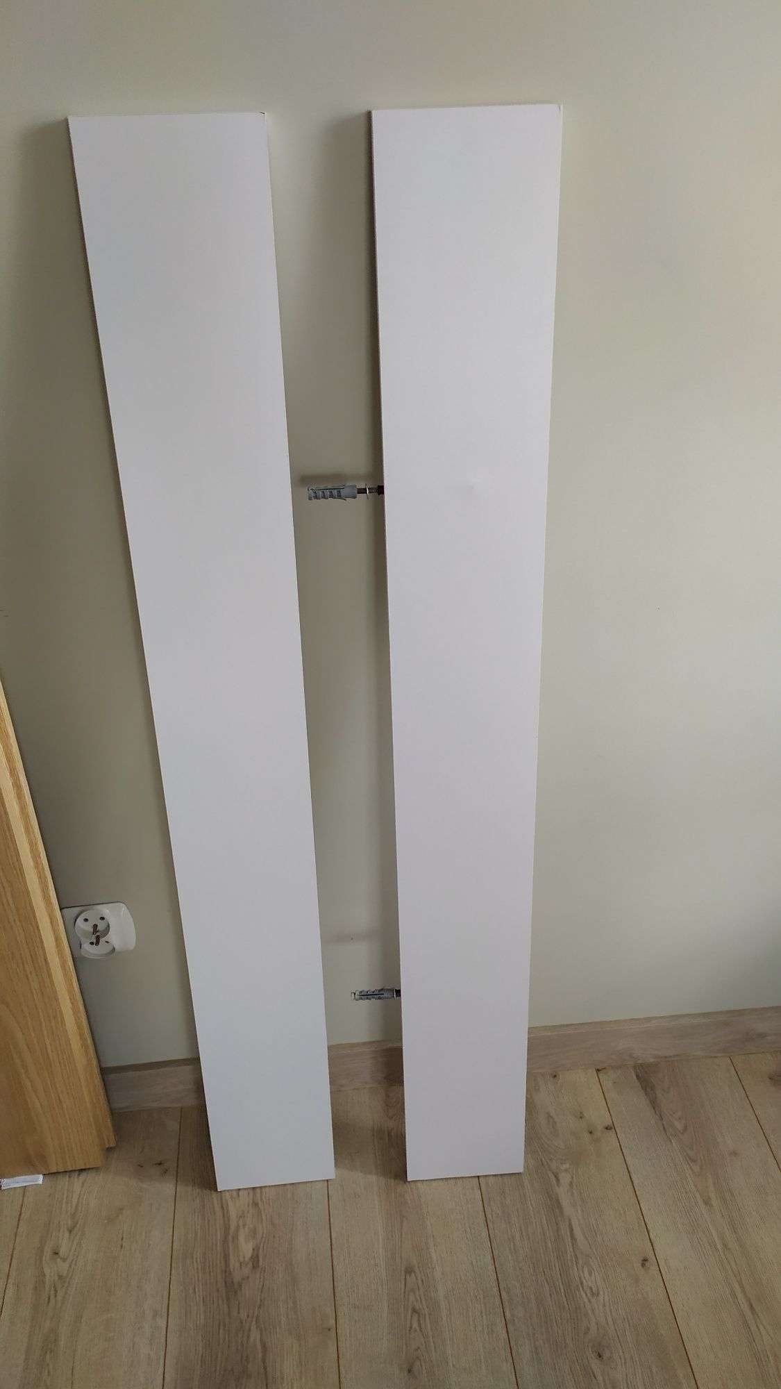Dwie białe półki z ukrytym mocowaniem 120x15