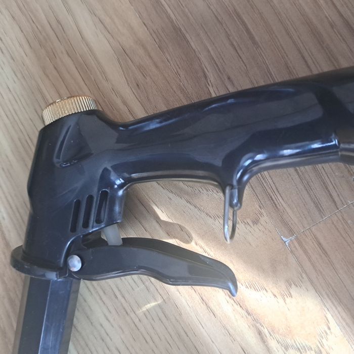 czarny plastikowy pistolet