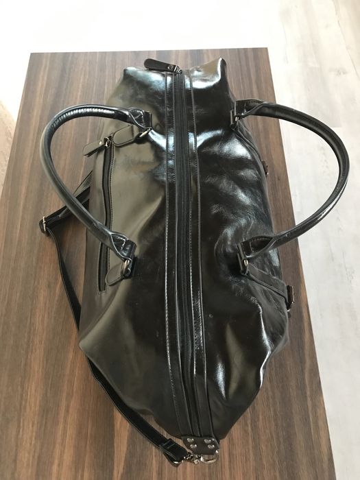 Чорна,дорожня,шкіряна сумка