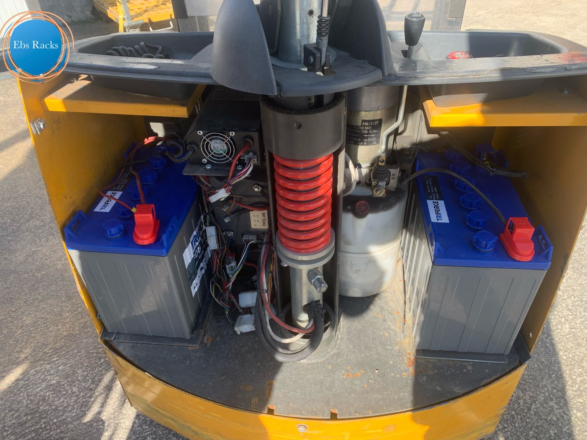 Empilhador Elétrico (stacker) com baterias Novas em muito bom estado.