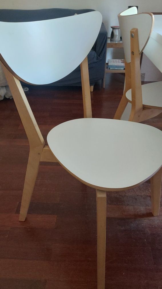 Mesa extensível IKEA e 4 cadeiras disponíveis a partir de 18/8
