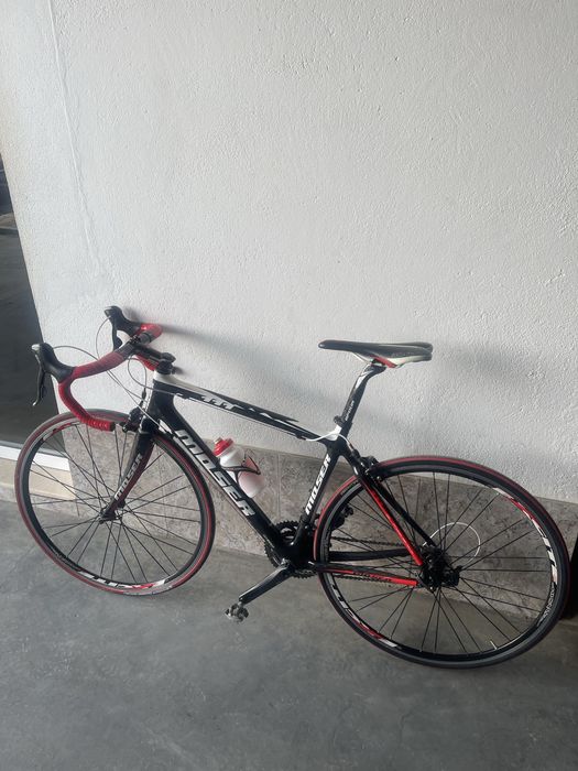 Bicicleta de ciclismo Moser 111 em carbono.