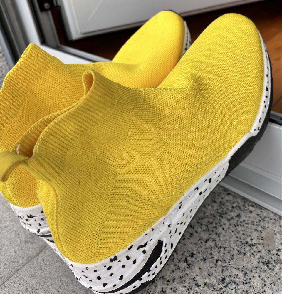 Sapatilhas Amarelas – Conforto e Estilo