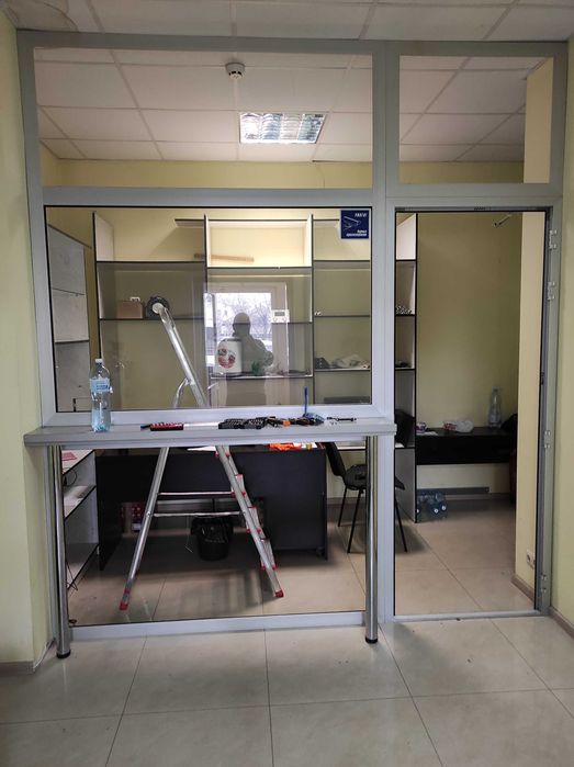 Алюминиевая перегородка- кассовый узел