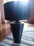 Lampa stojąca z drewna egzotycznego