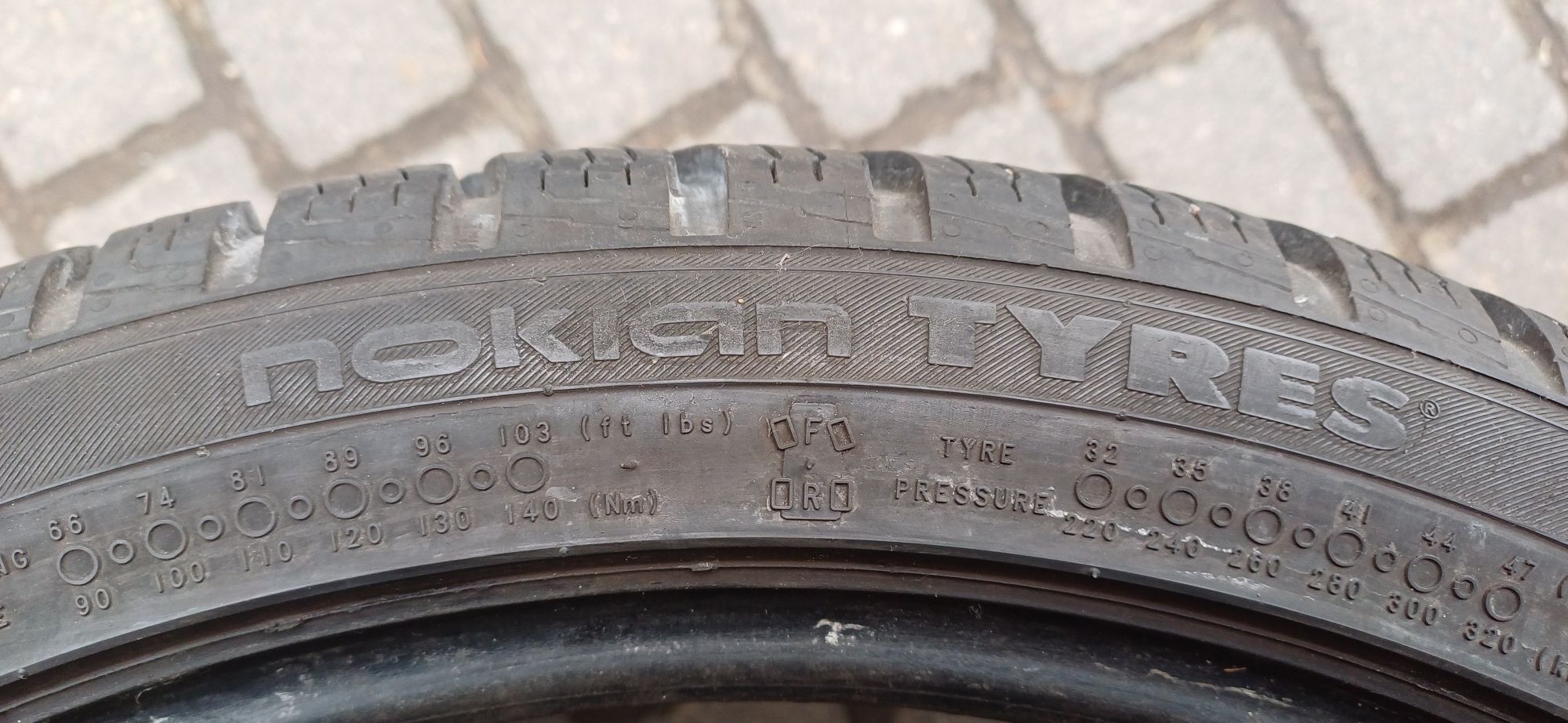 225/40R18 92V NOKIAN , dwie opony zimowe.