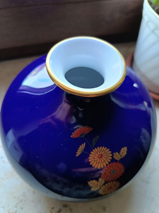 Porcelanowy wazon dekoracyjny