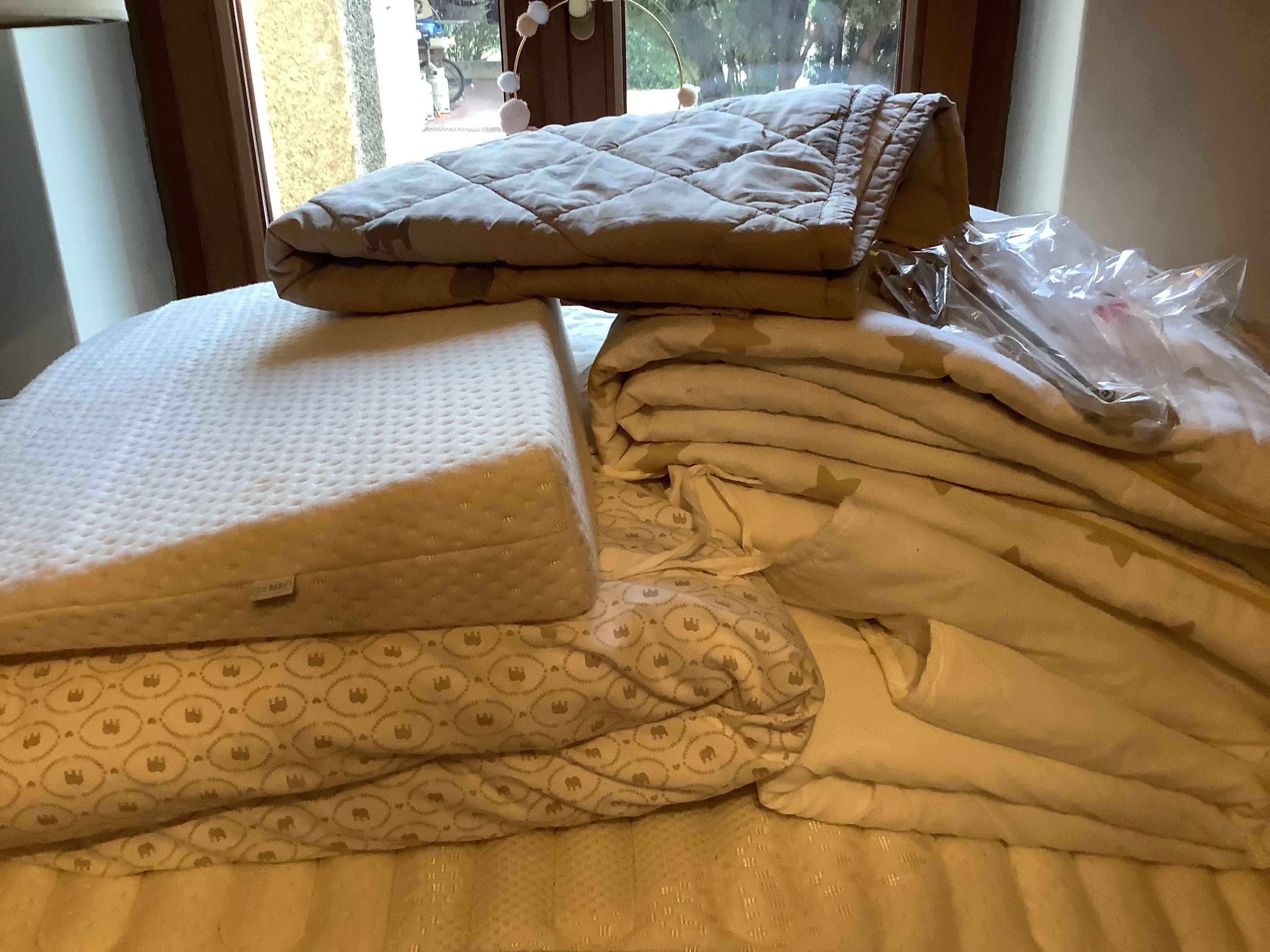 Camas de grades 1,20x60, com colchão e roupa em excelente estado 100€