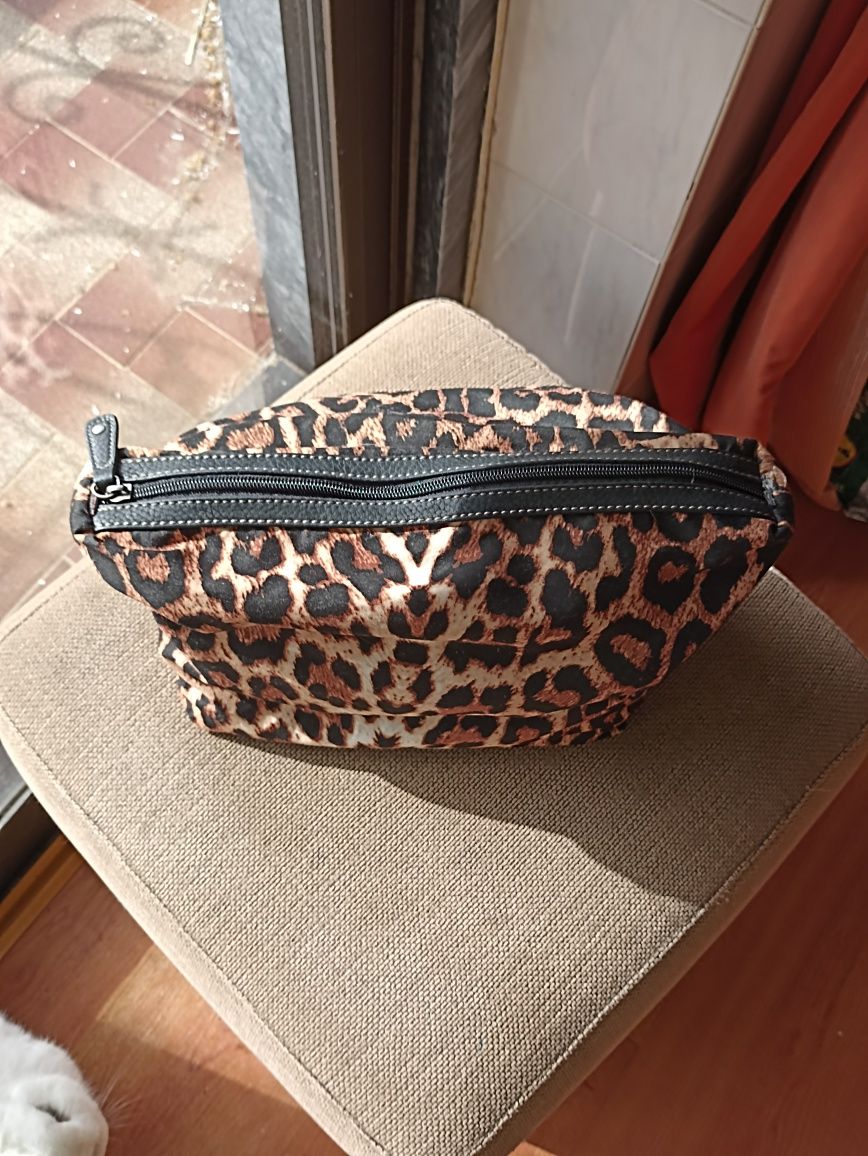 Pochette Leonardo tipo acetinado