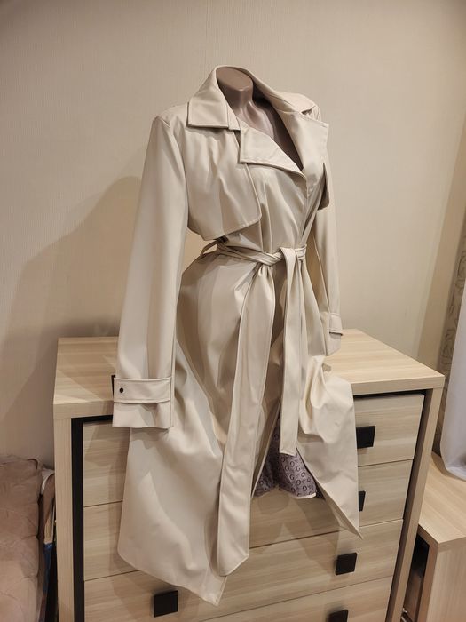 Стильний тренч бежевого кольору