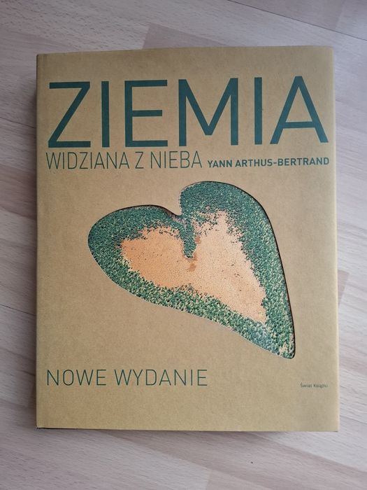 Album Bertranda Ziemia widziana z nieba.