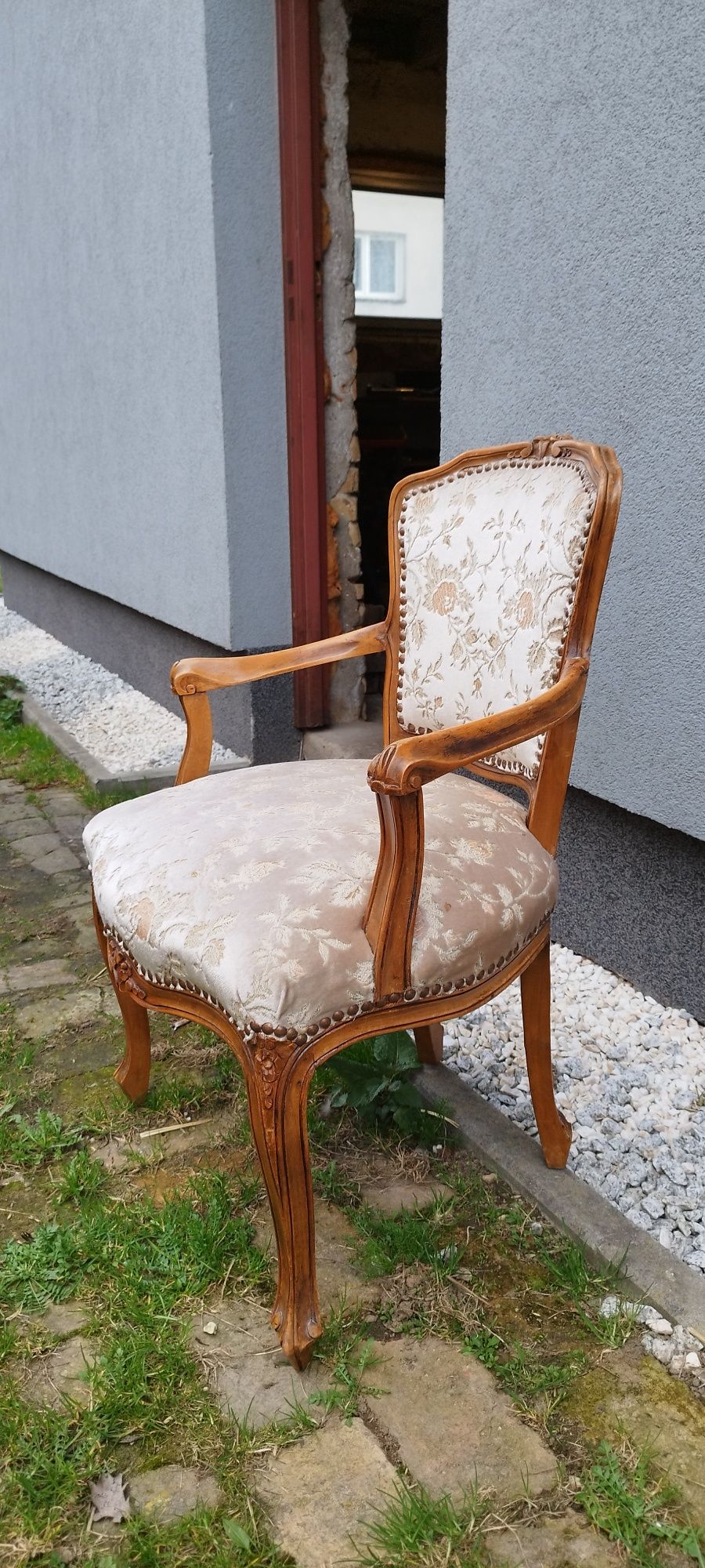 Jasne krzesło/fotel w stylu ludwikowskim
