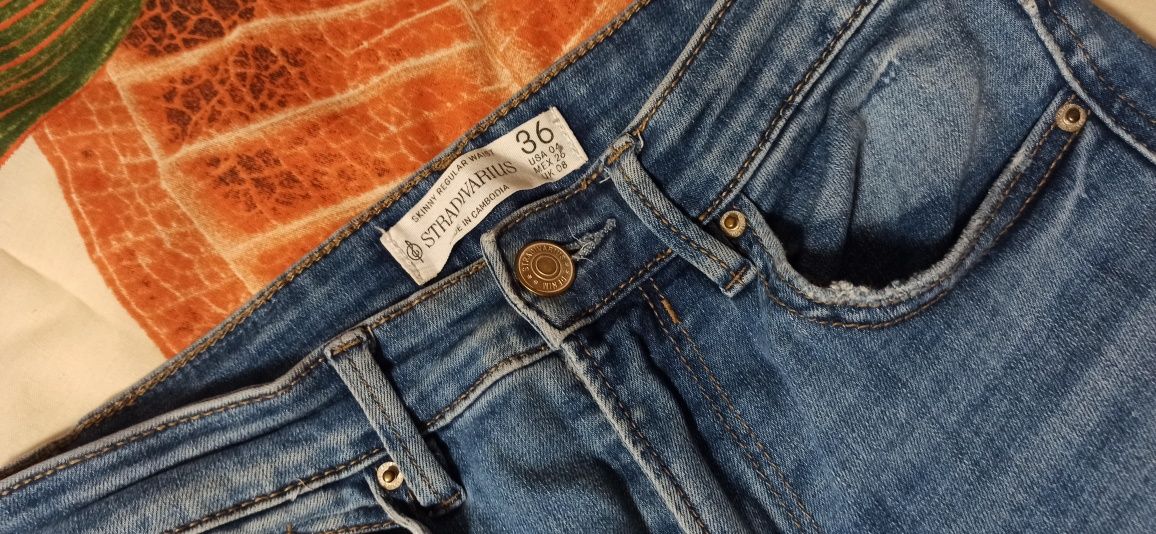 Spodnie jeansowe Stradivarius