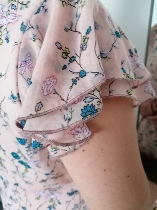 Sukienka w kwiatowe wzory